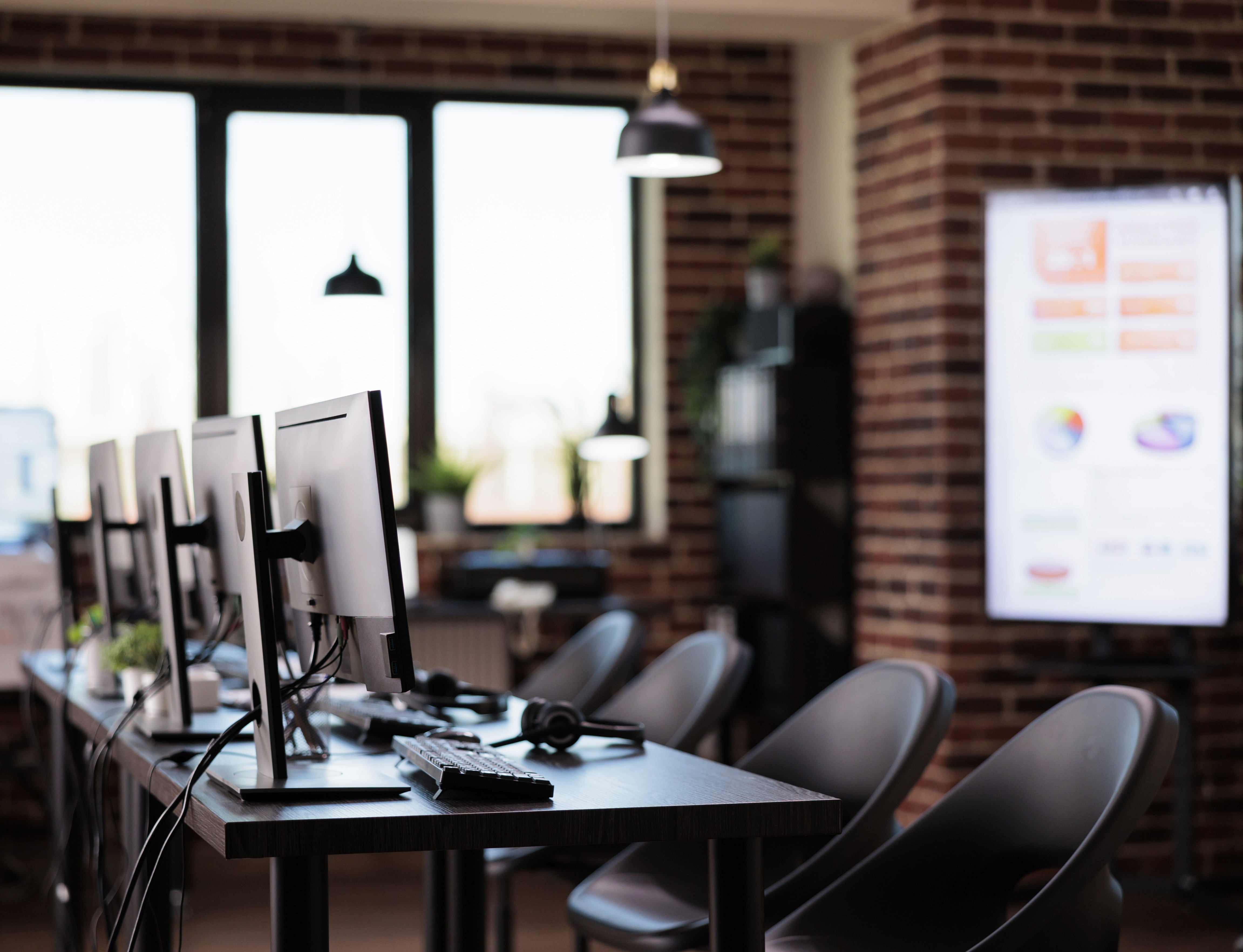 IT Arbeitsplatz mit Computer, NAS, Router und Technik