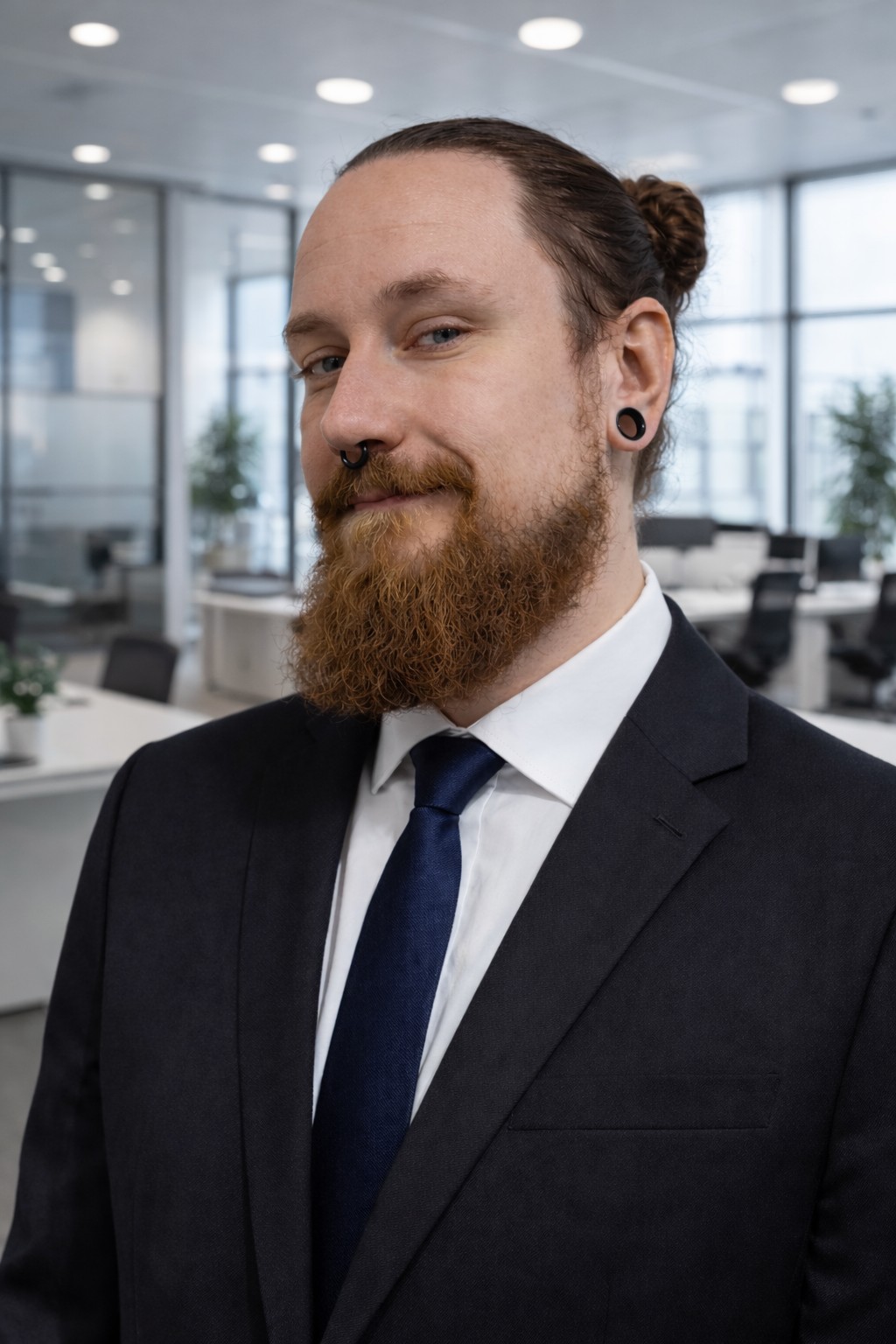 Sascha Spiegel in einem modernen Buero